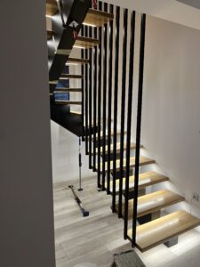 schody z drewna ze wspornikiem środkowym satlowa balustrada Loft