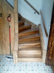 schody drewniane na wymiar z zabudową