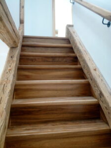 schody drewniane na wymiar z zabudową